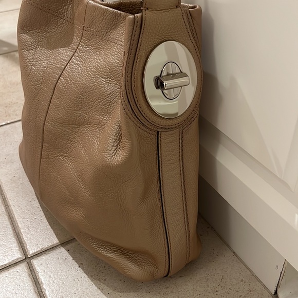 Coach Pearlized Tan leather bag with beautiful hardware - Picture 2 of 13